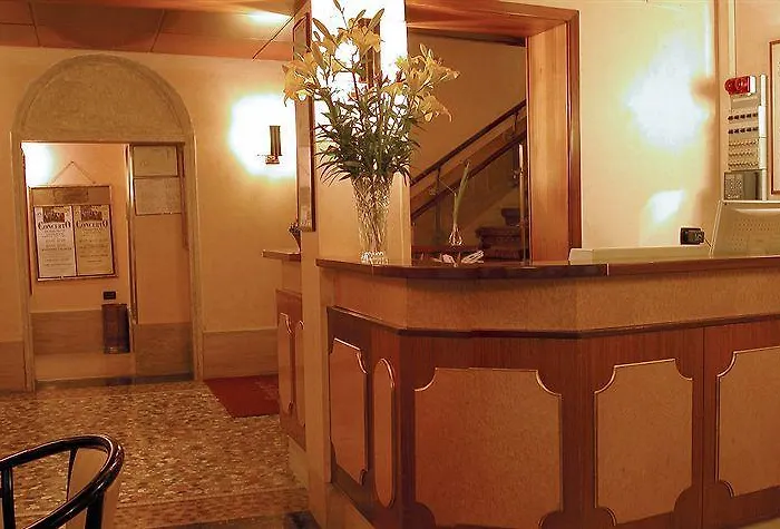 Gorizia A La Valigia Отель 3*